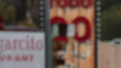 Peatones se protegen de las lluvias en el centro de Los Ángeles. Aurelia Ventura/La Opinión