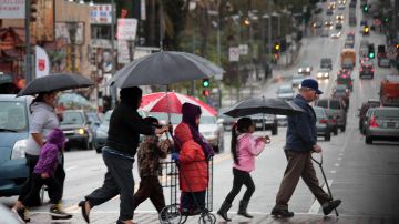 Peatones se protegen de las lluvias en el centro de Los Ángeles. Aurelia Ventura/La Opinión