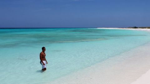 Los Roques se caracterizan por la arena blanca y las aguas turquesas.