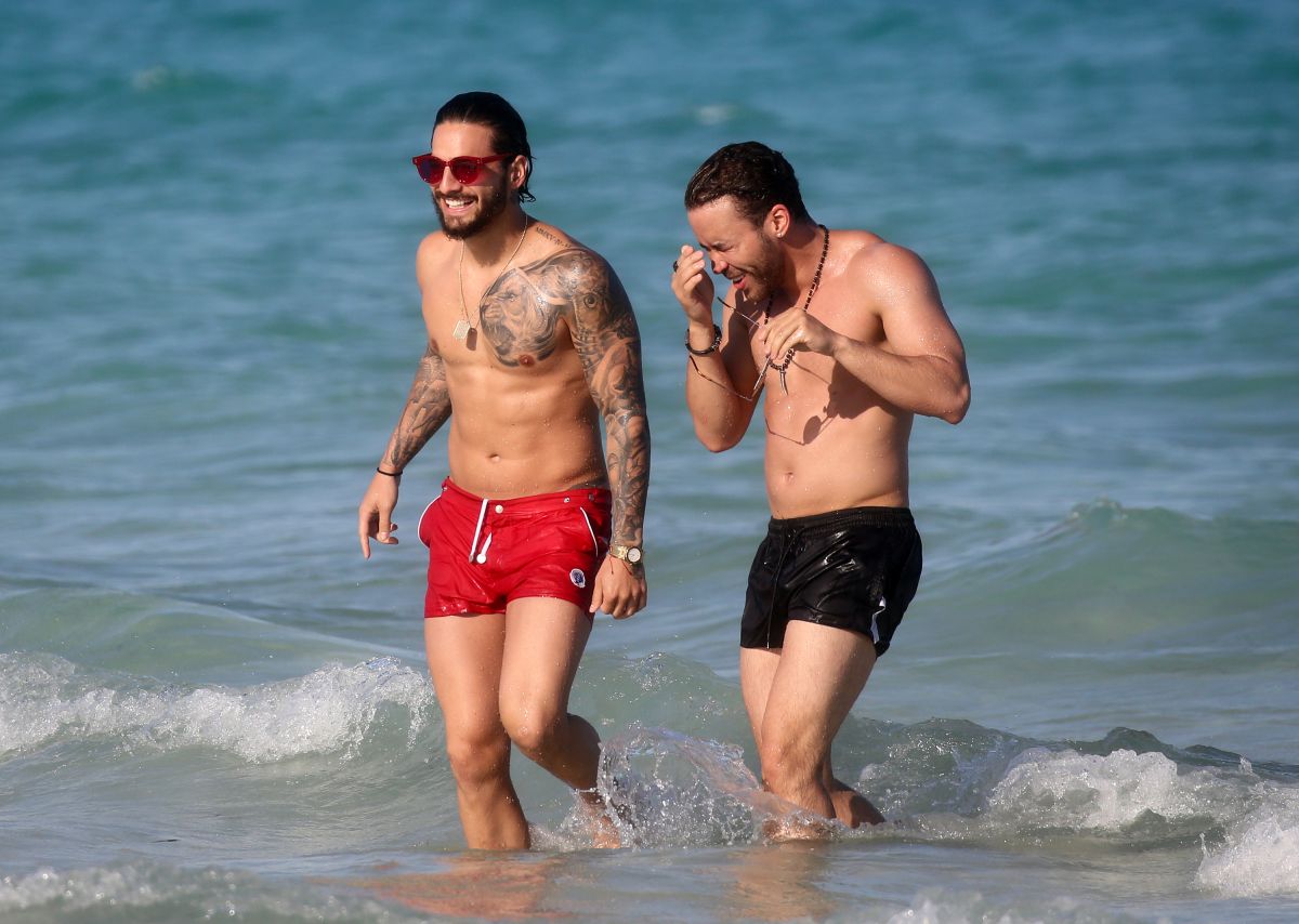 Maluma y Prince Royce en una playa de Miami.