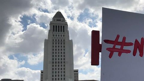 También se registraron marchas en Santa Ana, Burbank, Manhattan Beach y Long Beach.