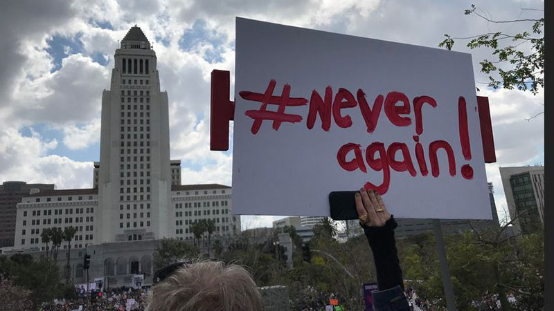 También se registraron marchas en Santa Ana, Burbank, Manhattan Beach y Long Beach.