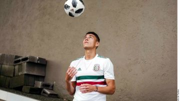 Héctor Moreno luce la nueva playera de visitante de la selección mexicana