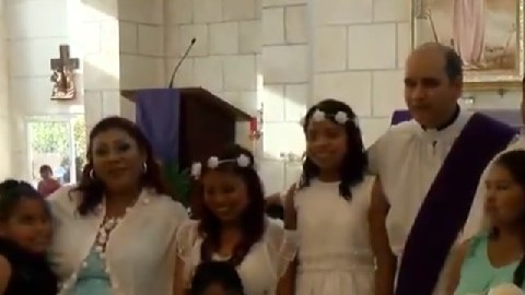 El esposo de la mujer la dejó con sus 10 hijos.