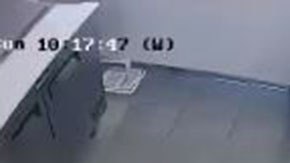 La sospechosa es afroamericana y se calcula tiene entre 40 y 50 años de edad.