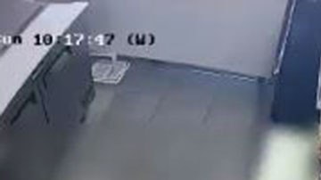 La sospechosa es afroamericana y se calcula tiene entre 40 y 50 años de edad.