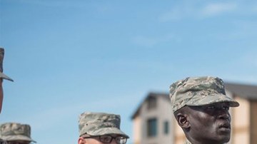 Ex deportista olímpico y esclavo, se une a las fuerzas armadas.