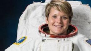 La astronauta Anne McClain y su hijo.