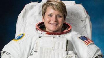 La astronauta Anne McClain y su hijo.