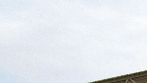 En esta foto de folleto proporcionado por la NASA, el transbordador espacial Enterprise, montado en un vehículo de transporte, está respaldado en una suspensión temporal.