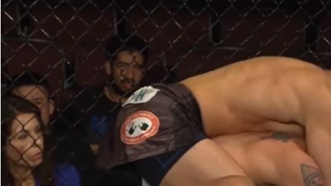 Nick Newell noqueó a su rival, pese a estar manco