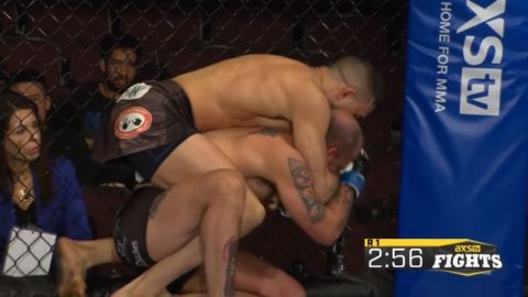Nick Newell noqueó a su rival, pese a estar manco