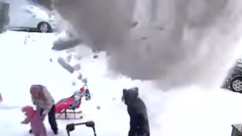 El pedazo de nieve se desprendió del techo.