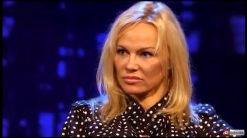 Pamela Anderson fue entrevistada en un canal de televisión
