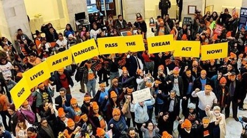 Jóvenes activistas se manifiestan a favor de un "DREAM Act" en el congreso de Estados Unidos.