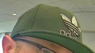 Las cámaras de vigilinacia captaron las imágenes del sospechoso.