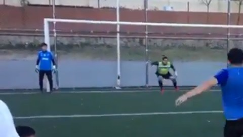El futbolista callejero Leo Tapia cobró el mejor penal de la historia