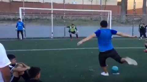 El futbolista callejero Leo Tapia cobró el mejor penal de la historia