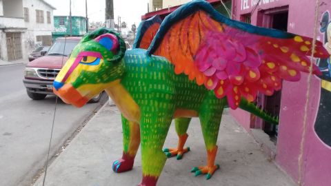 Piñata en forma de la bella alebrije Pepita.