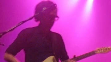 Phoenix actuando en vivo en The Wiltern (Los Ángeles) en 2009.