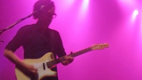 Phoenix actuando en vivo en The Wiltern (Los Ángeles) en 2009.