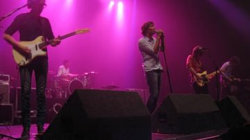 Phoenix actuando en vivo en The Wiltern (Los Ángeles) en 2009.
