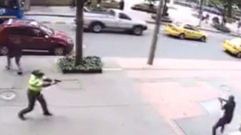 La mujer policía enfrentó a los delincuentes.