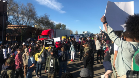 Los activistas condenan el incidente como otro caso más de oficiales que disparan contra personas negras desarmadas.