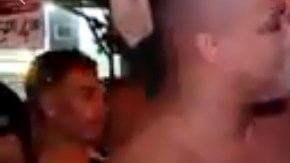 La reportera Bruna Dealtry fue besada a la fuerza por un aficionado