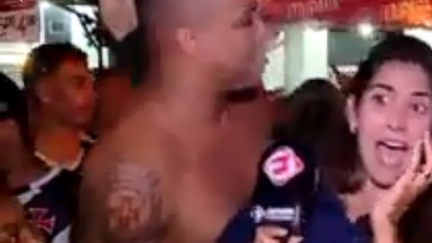 La reportera Bruna Dealtry fue besada a la fuerza por un aficionado