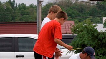 Residentes hacen preparativos para proteger sus casas y negocios antes de retirarse a una zona segura.