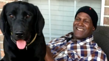 Malcom y su perro reunidos tras quedar en libertad.