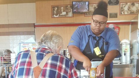 Esta camarera de un pueblo de Texas ayudó a un cliente anciano que no podía valerse por sí mismo.