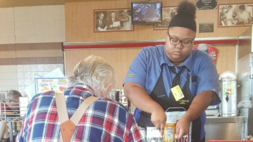 Esta camarera de un pueblo de Texas ayudó a un cliente anciano que no podía valerse por sí mismo.