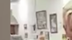 Un niño autista cortándose el cabello.