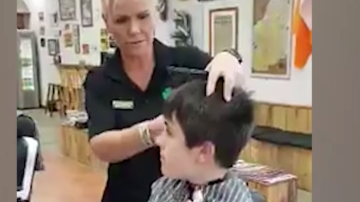 Un niño autista cortándose el cabello.