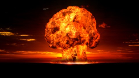 Desde un evento provocado por el ser humano como una guerra atómica hasta un factor incontrolable como el impacto de un asteroide ponen en riesgo la vida en la Tierra, según dijo Hawking.