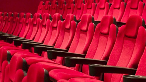 Muere en cine al quedar su cabeza atrapada en butaca