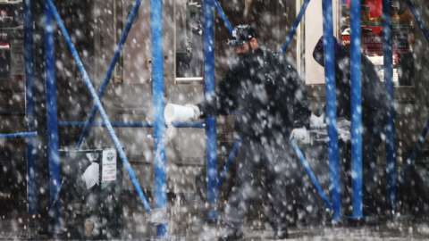 Nieve y viento azotan la Gran Manzana. La tormenta de nieve llegara en la tarde pronostican los servicios meteorologico.