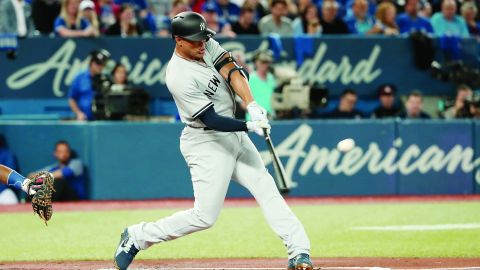 Giancarlo Stanton le hace swing al segundo pitcheo para batear cuadrangular en la primera entrada.