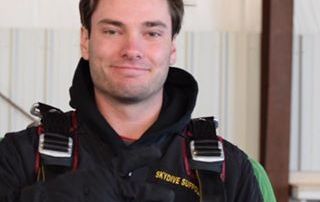 Este joven decidió regalar el anillo de compromiso que nunca le pudo dar a su novia.