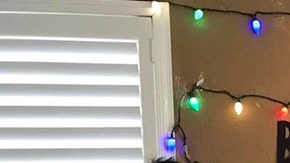 Un niño organiza una fiesta de cumpleaños temática sobre la serie Stranger Things.