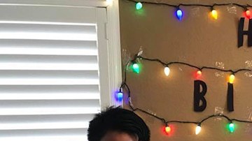 Un niño organiza una fiesta de cumpleaños temática sobre la serie Stranger Things.