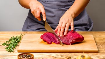 Las tablas de cortar carne posee 200 veces más bacterias fecales que en el inodoro, si no se lava adecuadamente cada vez que se usa.