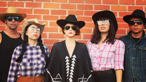 “A través del arte podemos expresar que muchos estadounidenses no están de acuerdo con esa división".