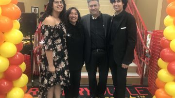 La familia Torres, Carlos y Sandra Torres con sus hijos Carli y Chaz durante la inauguración de su tienda./Cortesía