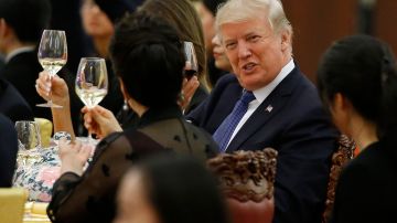 El presidente estadounidense hace un brindis durante una cena de Estado en  la ciudad de Beijing.