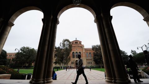 UCLA se encuentra en Westwood, L.A., una de las muchas zonas caras de California donde deben buscar vivienda los estudiantes universitarios.