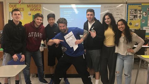 Un profesor de educación física recibió una sorpresa de sus alumnos.
