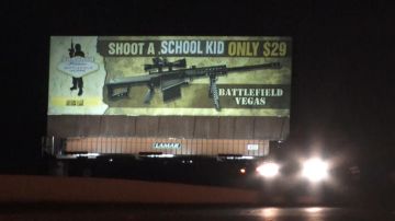 El cartel de publicidad está en Las Vegas, cerca del punto donde murieron 59 personas en una masacre.